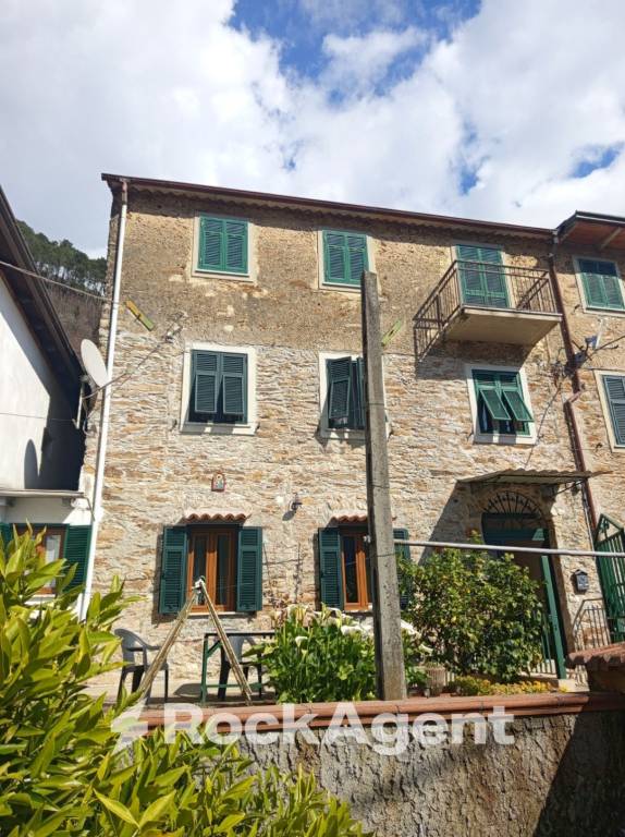 casa indipendente in vendita a Massa in zona Antona