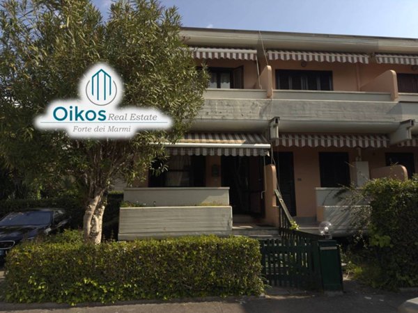 casa indipendente in vendita a Massa in zona Marina di Massa