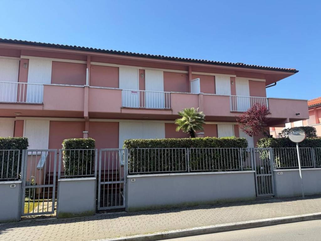 casa indipendente in vendita a Massa in zona Marina dei Ronchi