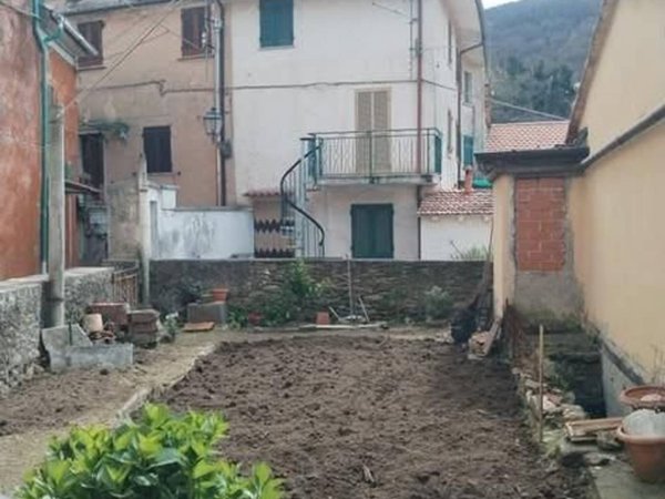 casa indipendente in vendita a Massa in zona Antona