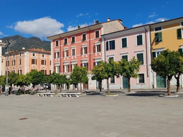 appartamento in vendita a Massa in zona Centro Storico