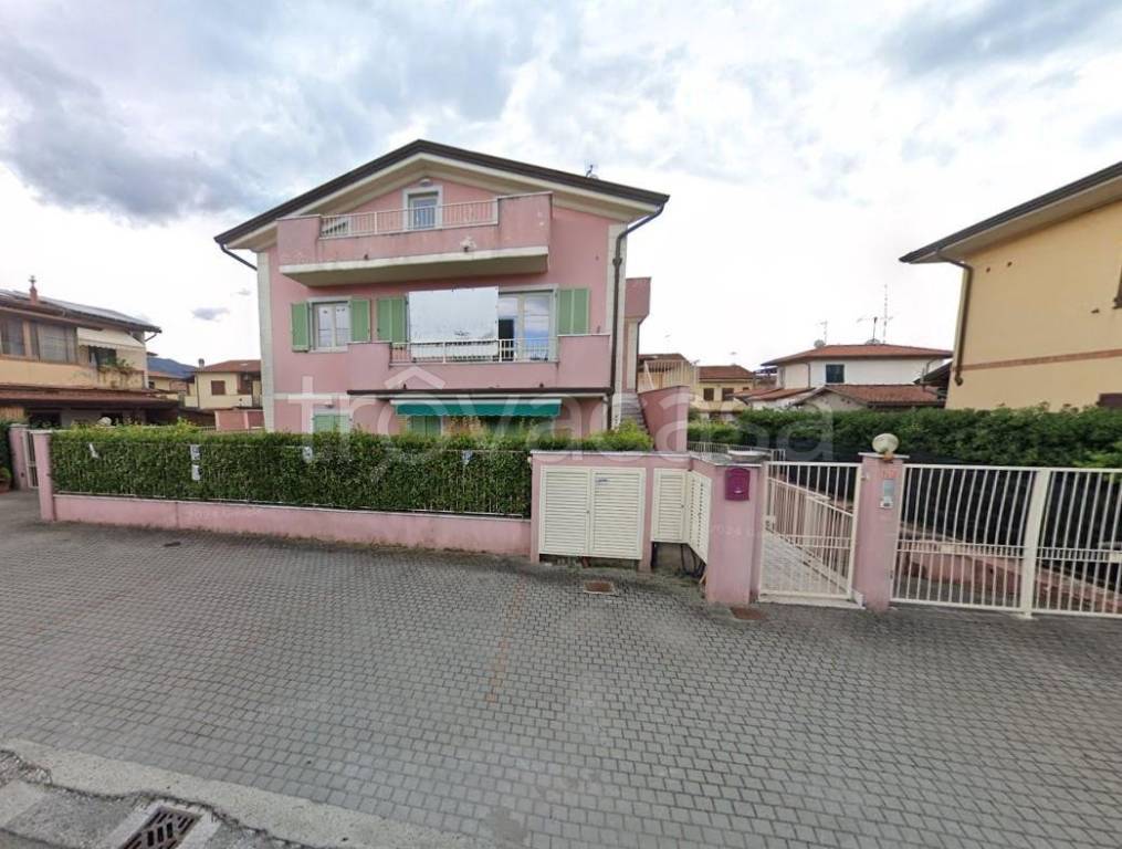 appartamento in vendita a Massa in zona Marina di Massa