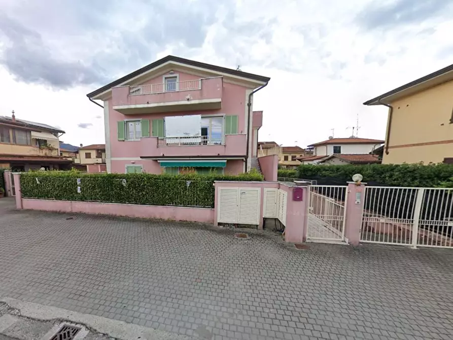 appartamento in vendita a Massa in zona Marina di Massa