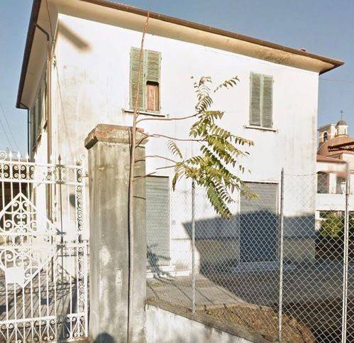 casa indipendente in vendita a Massa in zona Quercioli