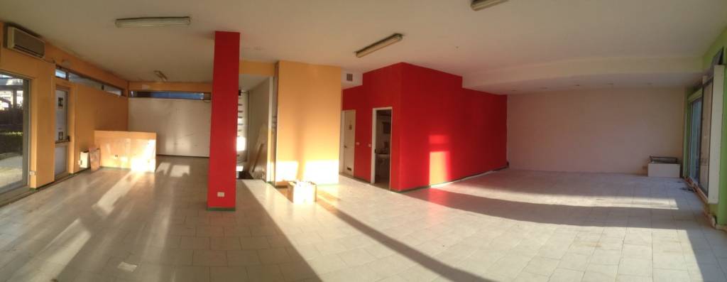 negozio in vendita a Massa in zona Marina di Massa