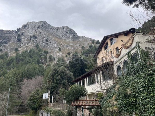 negozio in vendita a Massa in zona Antona