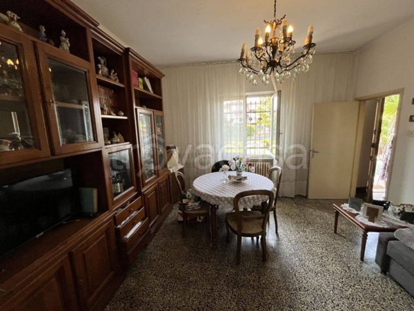 casa indipendente in vendita a Massa in zona Marina di Massa