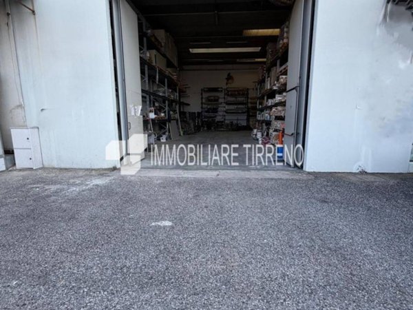 locale commerciale in vendita a Massa in zona Castagnola