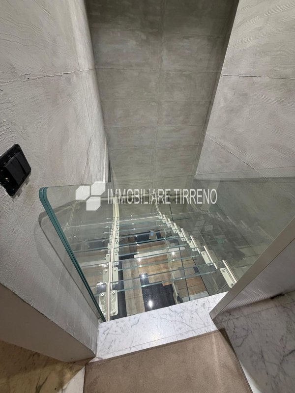 locale commerciale in vendita a Massa