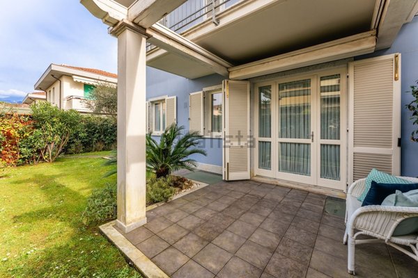 appartamento in vendita a Massa in zona Marina dei Ronchi