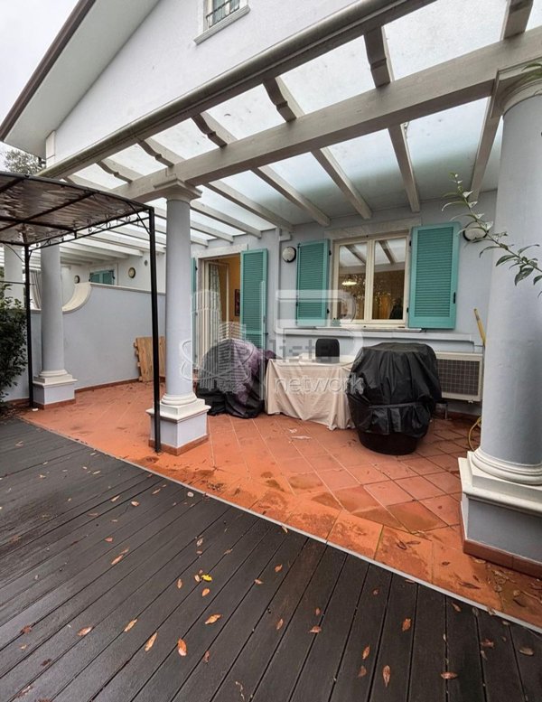 appartamento in vendita a Massa in zona Marina dei Ronchi