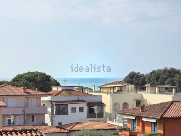 appartamento in vendita a Massa in zona Marina dei Ronchi