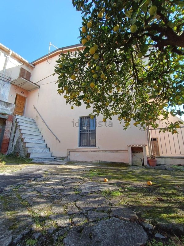 casa indipendente in vendita a Massa