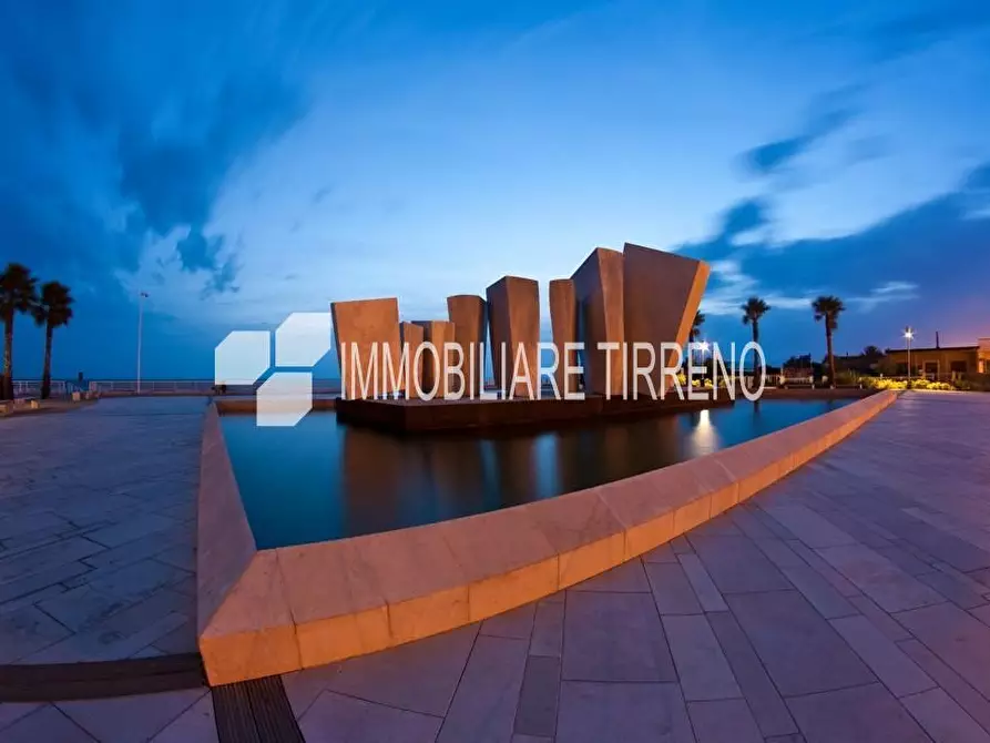 locale commerciale in vendita a Massa in zona Marina di Massa