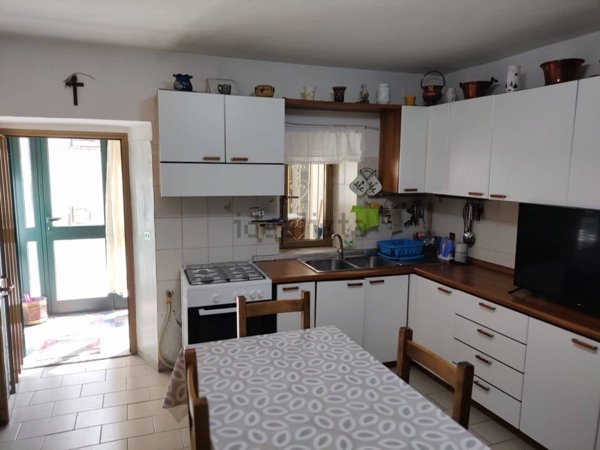 appartamento in vendita a Massa in zona Castagnola