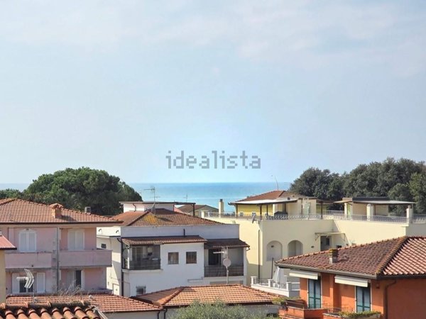 appartamento in vendita a Massa in zona Marina dei Ronchi