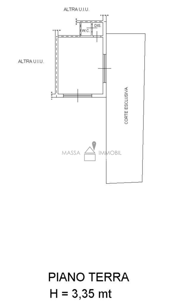 locale commerciale in vendita a Massa in zona Marina di Massa