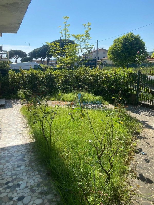 casa indipendente in vendita a Massa in zona Romagnano