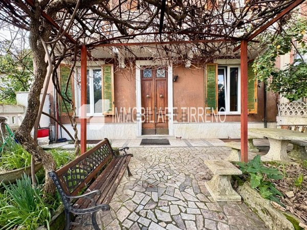 casa indipendente in vendita a Massa in zona Centro Storico