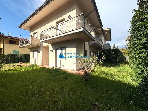 casa indipendente in vendita a Massa in zona Marina dei Ronchi