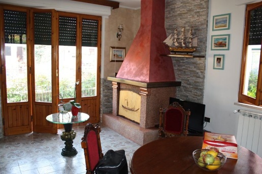 casa indipendente in vendita a Massa in zona Marina di Massa