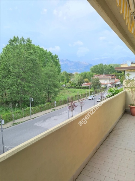 appartamento in vendita a Massa in zona Marina dei Ronchi