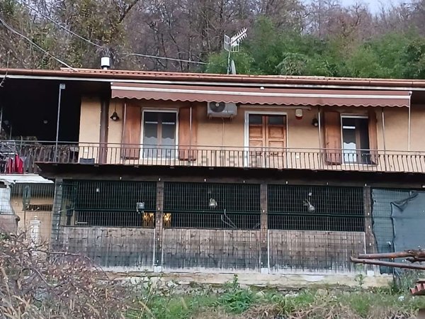 casa indipendente in vendita a Massa in zona Pariana
