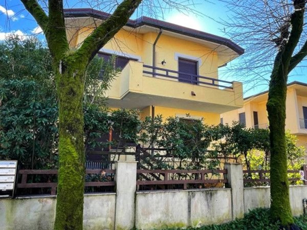 appartamento in vendita a Massa in zona Marina di Massa