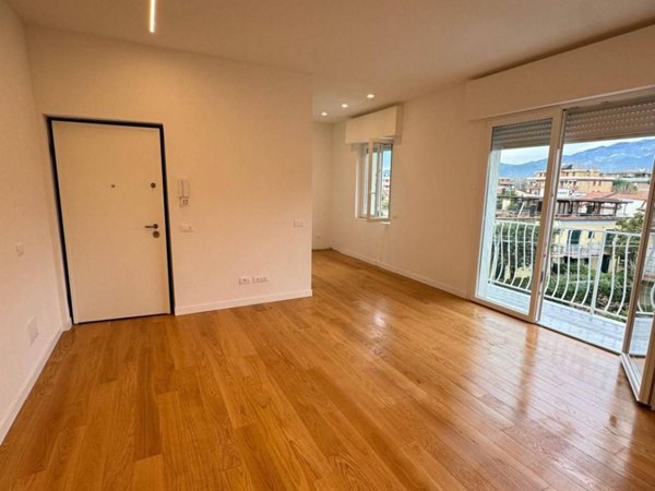 appartamento in vendita a Massa in zona Marina dei Ronchi