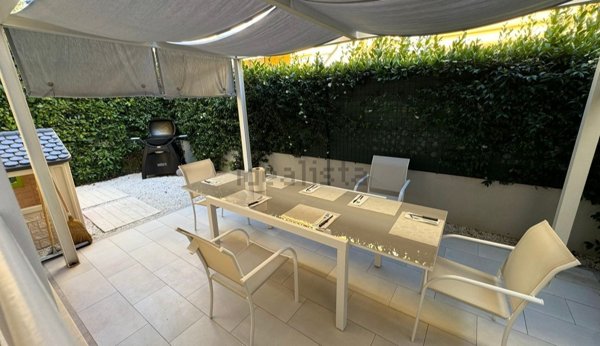 casa indipendente in vendita a Massa in zona Marina dei Ronchi