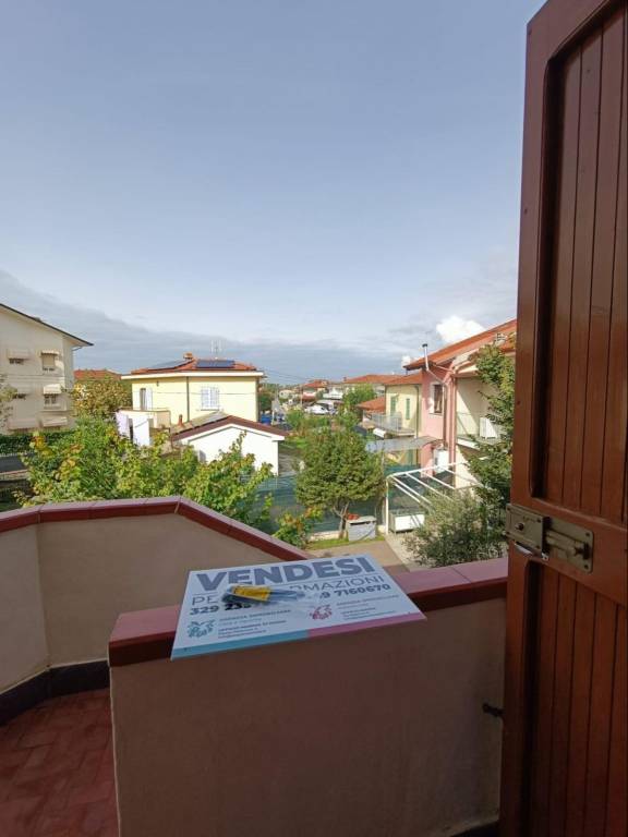 appartamento in vendita a Massa in zona Marina di Massa