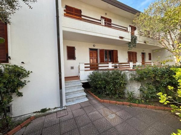 casa indipendente in vendita a Massa in zona Marina dei Ronchi