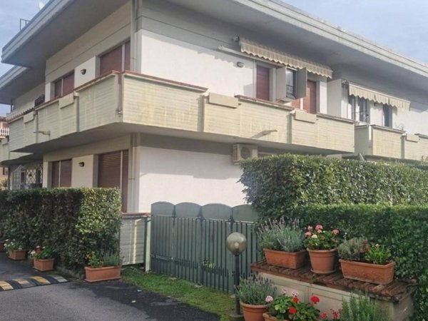 appartamento in vendita a Massa in zona Marina dei Ronchi