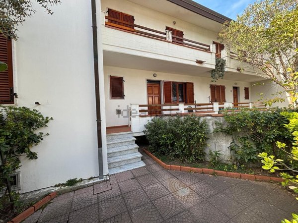 casa indipendente in vendita a Massa in zona Marina dei Ronchi