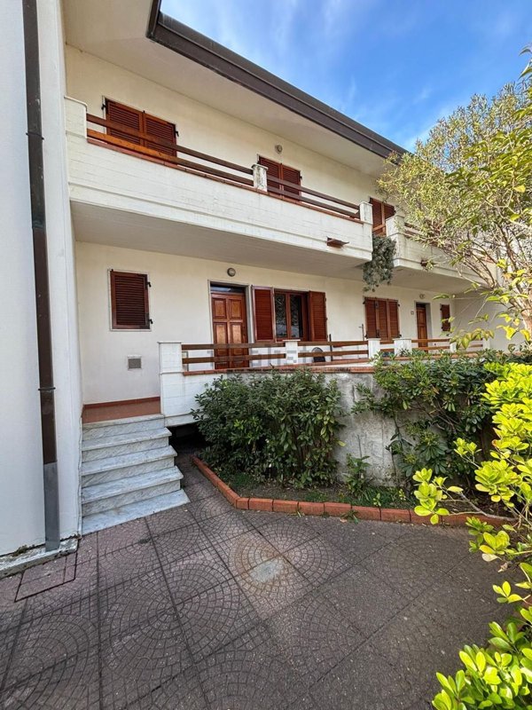 casa indipendente in vendita a Massa in zona Marina dei Ronchi