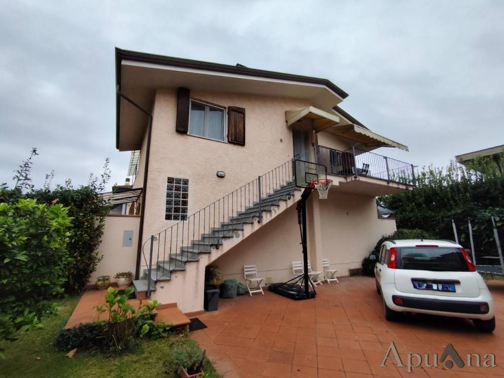 casa indipendente in vendita a Massa in zona Poveromo