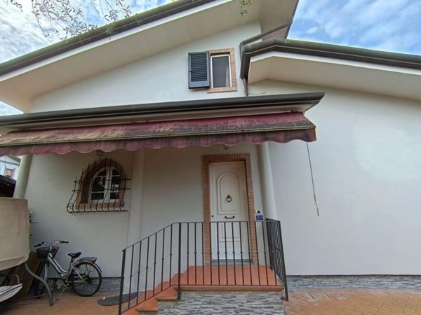 casa indipendente in vendita a Massa in zona Marina dei Ronchi