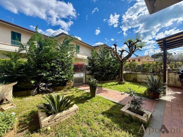 casa indipendente in vendita a Massa in zona Quercioli