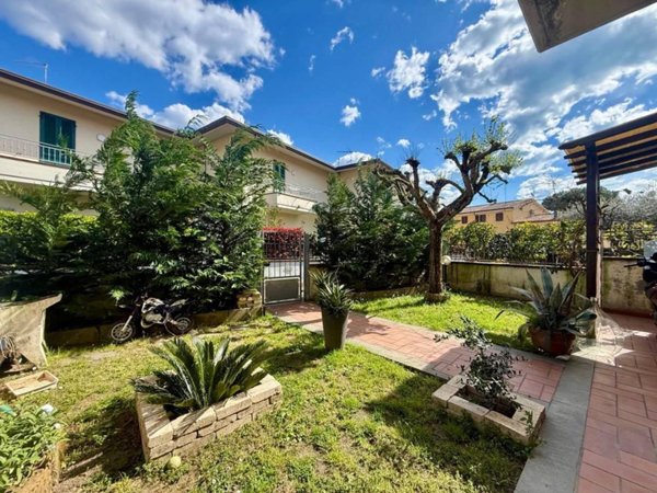 casa indipendente in vendita a Massa in zona Quercioli