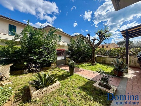 casa indipendente in vendita a Massa in zona Quercioli