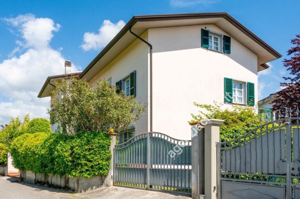 casa indipendente in vendita a Massa in zona Marina di Massa