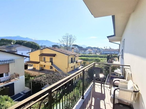 appartamento in vendita a Massa in zona Marina di Massa