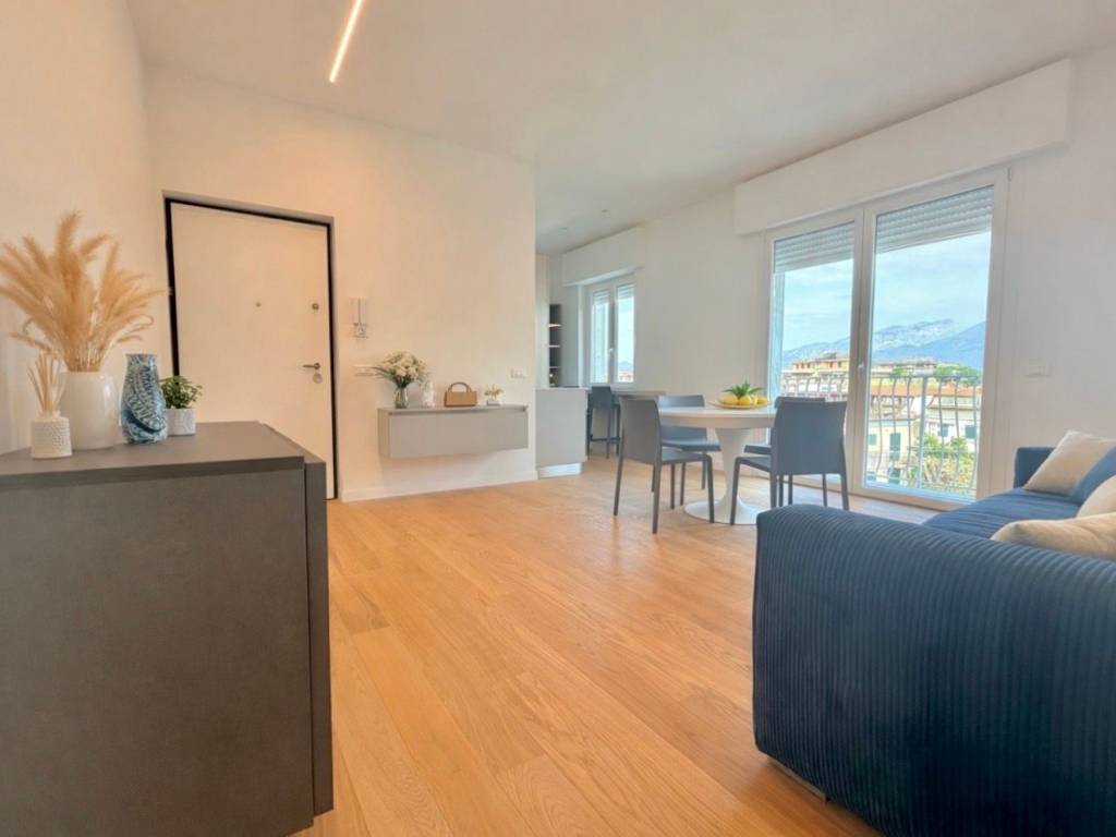 appartamento in vendita a Massa in zona Marina dei Ronchi