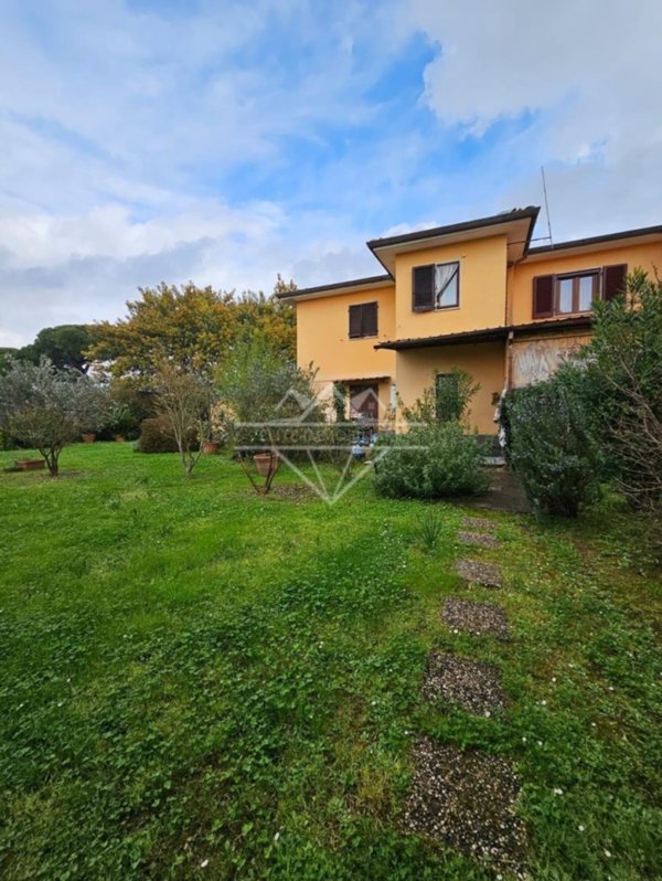 casa indipendente in vendita a Massa