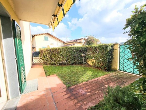 appartamento in vendita a Massa in zona Marina di Massa