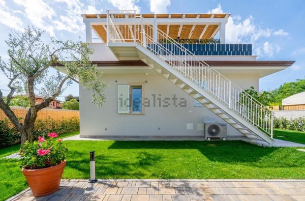 casa indipendente in vendita a Massa in zona Marina di Massa