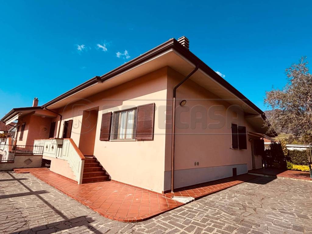 casa indipendente in vendita a Massa in zona Marina di Massa