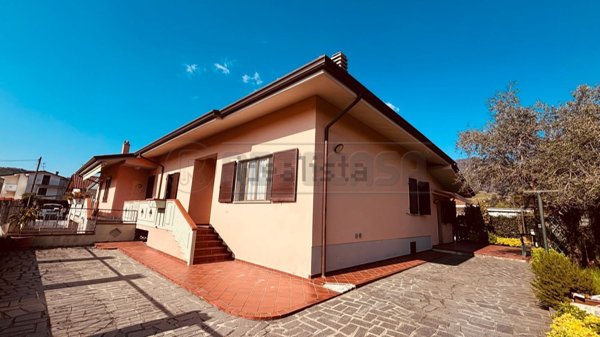 casa indipendente in vendita a Massa in zona Marina di Massa
