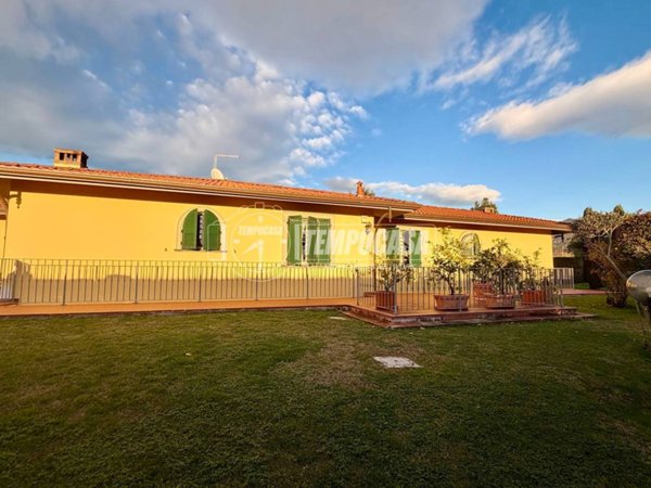casa indipendente in vendita a Massa in zona Marina di Massa