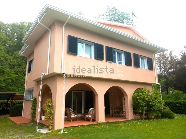 casa indipendente in vendita a Massa in zona Marina dei Ronchi